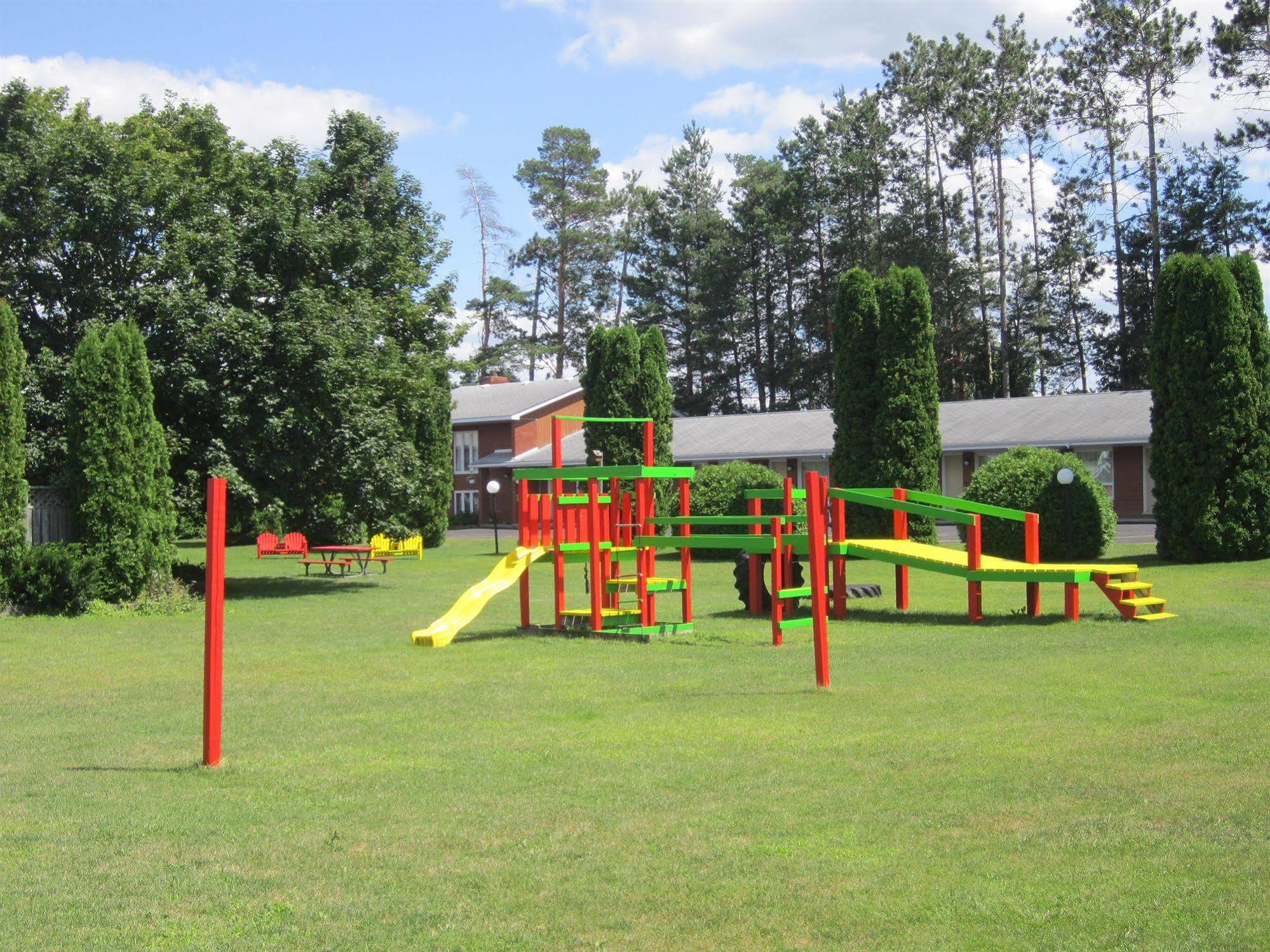 Red Pine Inn & Conference Centre Alliston Bagian luar foto